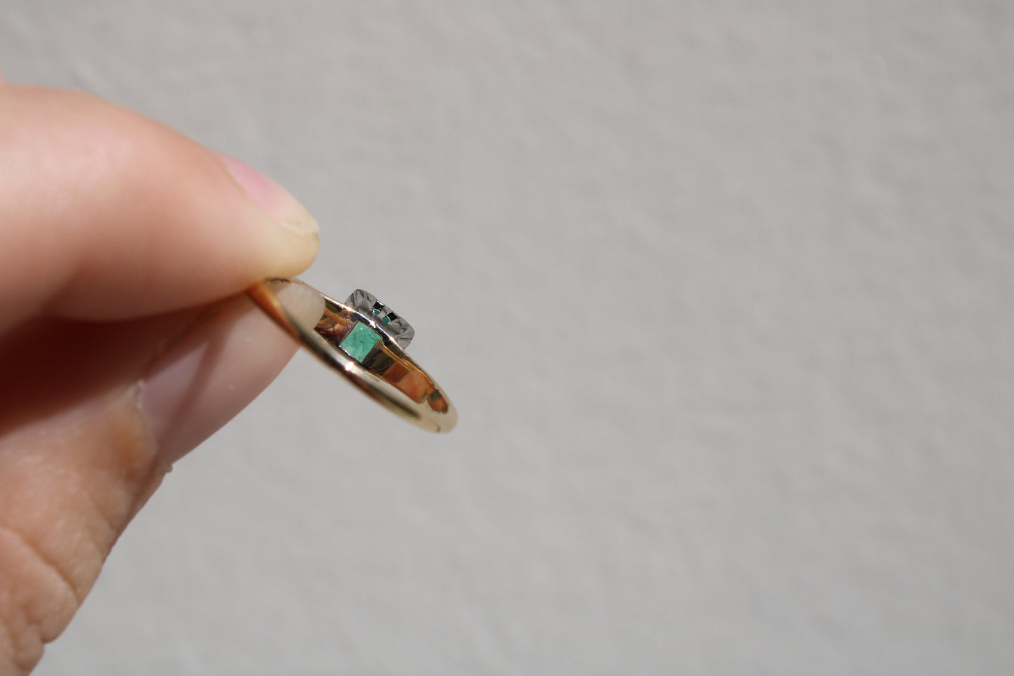 Art Deco Vintage Ring 14k Solid Gold with Colombian Emerald set in Platinum Prongs