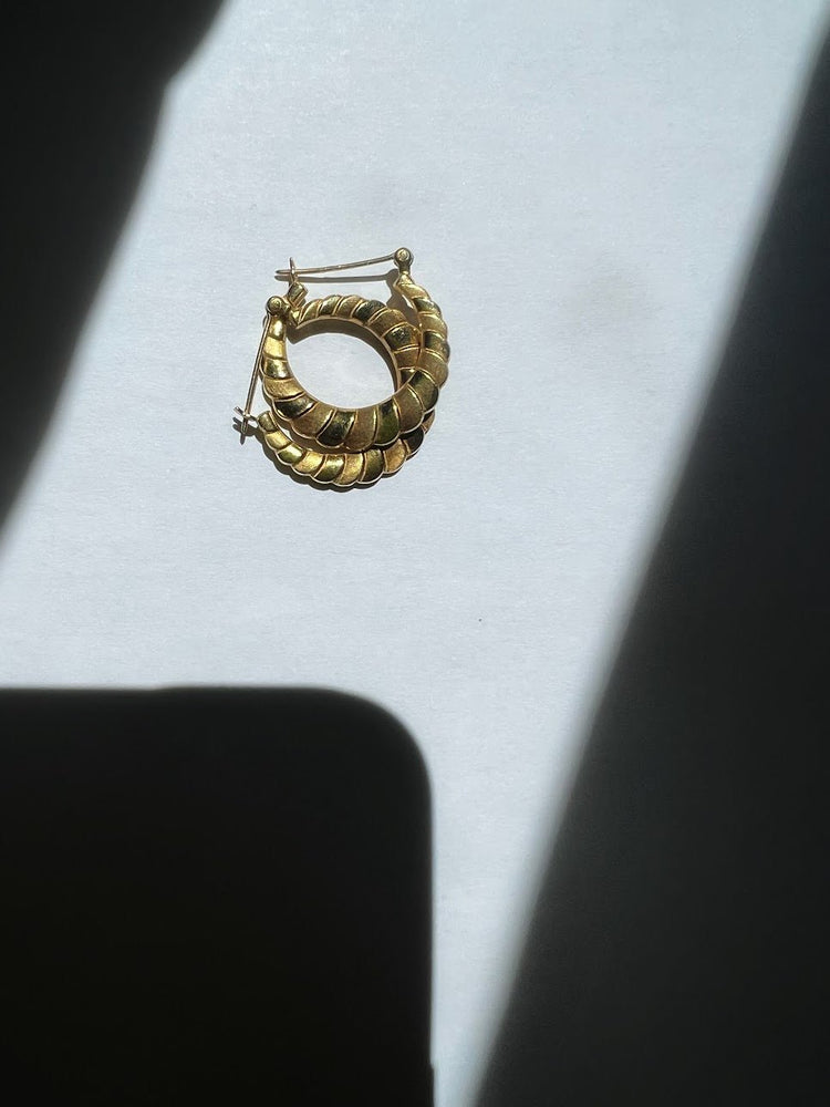 I source vintage gold hoops and new gold hoops that can be worn everyday. My definition of the perfect everyday hoop is comfortable yet subtly glamorous. 